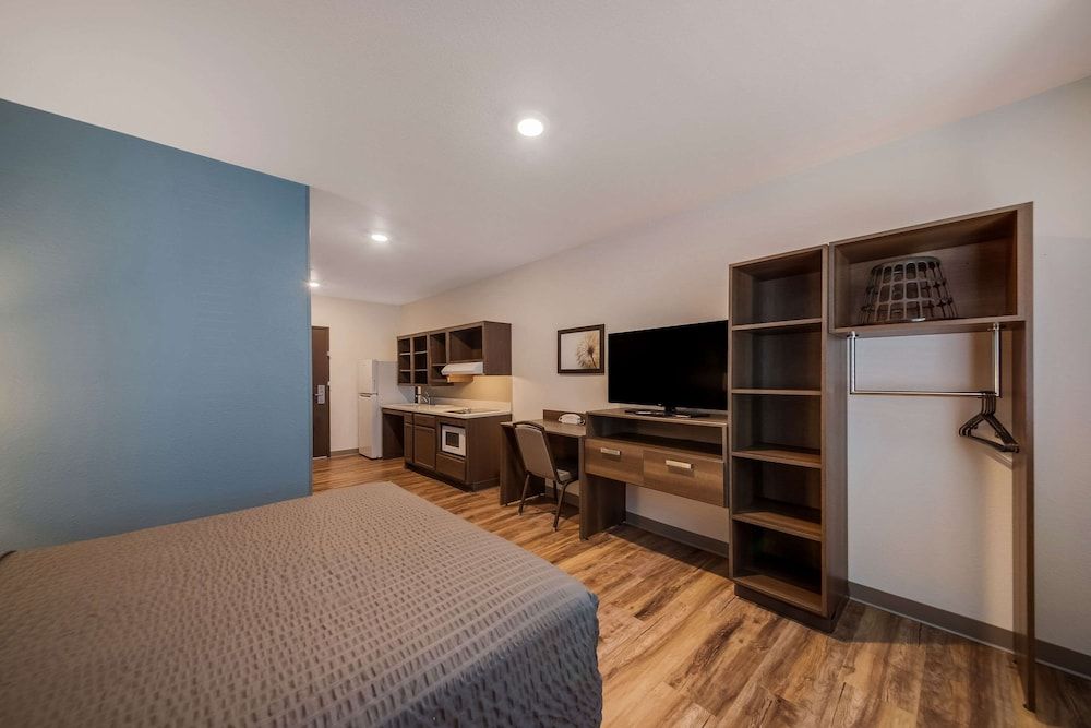 WoodSpring Suites Wesley Chapel-Tampa Room, 1 Queen Bed, Accessible, Non Smoking (Roll-In Shower) 4