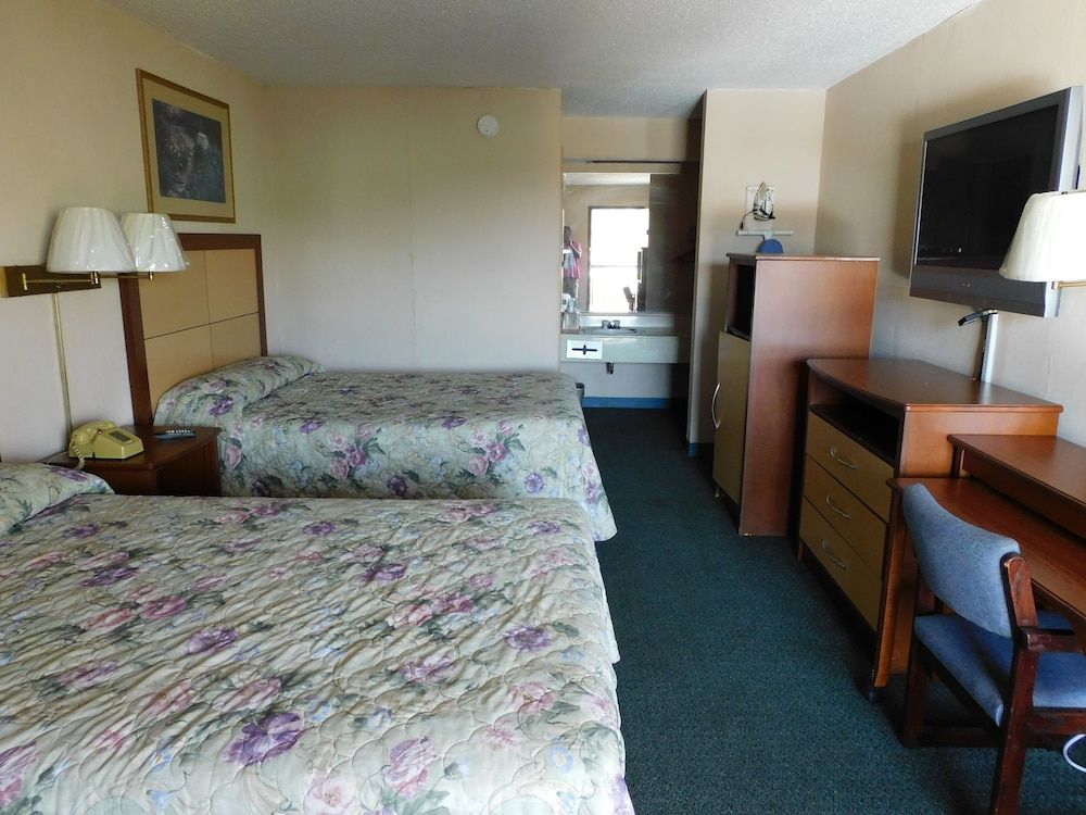 Camilla Inn & Suites Standard Double Room, 2 Double Beds, Smoking 3