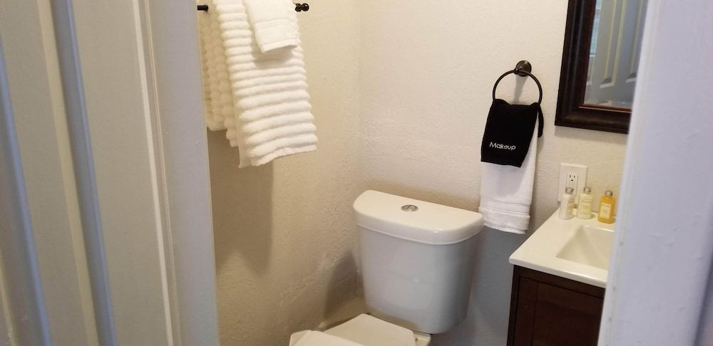 Lily Creek Lodge Le Paris King Room 8