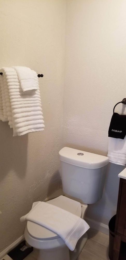 Lily Creek Lodge Le Paris King Room 6