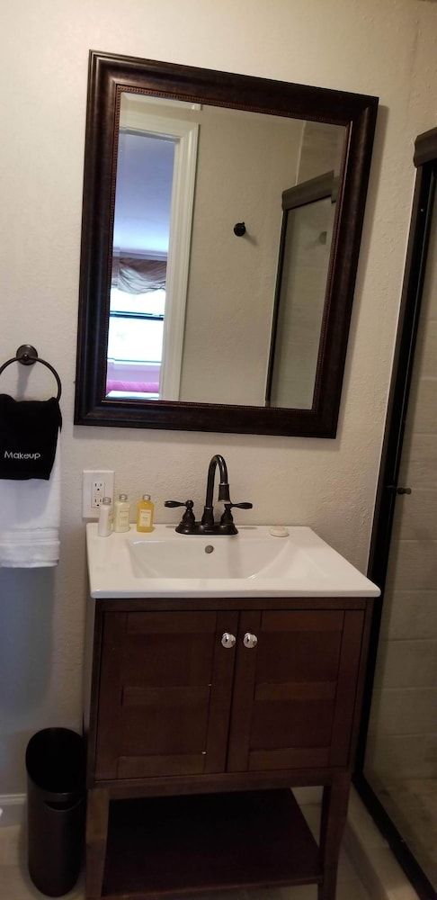 Lily Creek Lodge Le Paris King Room 7