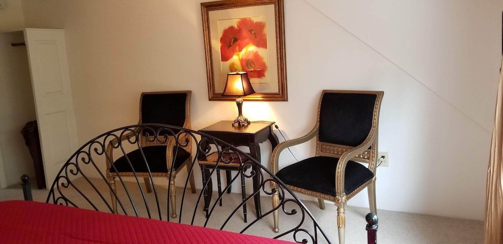 Lily Creek Lodge Le Paris King Room 9