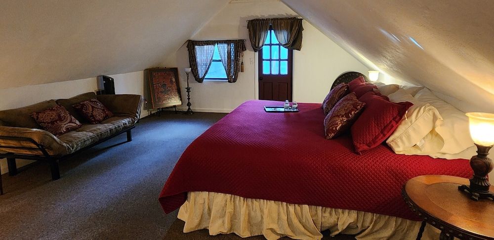 Lily Creek Lodge Morocco King Loft 2