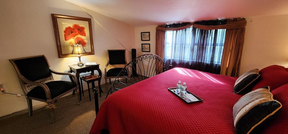 Lily Creek Lodge Le Paris King Room 4