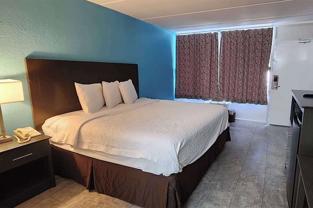 Travelodge by Wyndham Kingsland GA Standard Room, 1 King Bed, Non Smoking 2