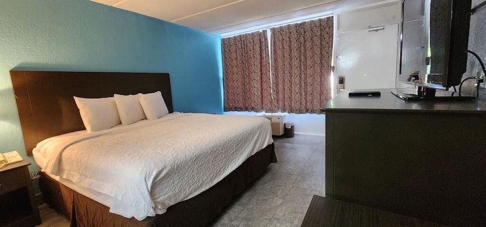 Travelodge by Wyndham Kingsland GA Standard Room, 1 King Bed, Non Smoking 4