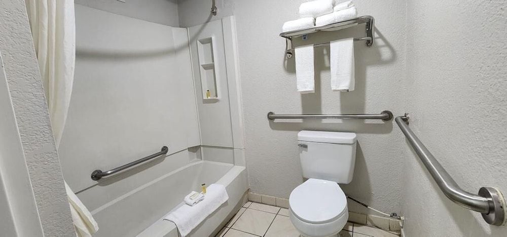 Travelodge by Wyndham Kingsland GA Standard Room, 2 Queen Beds, Non Smoking 3