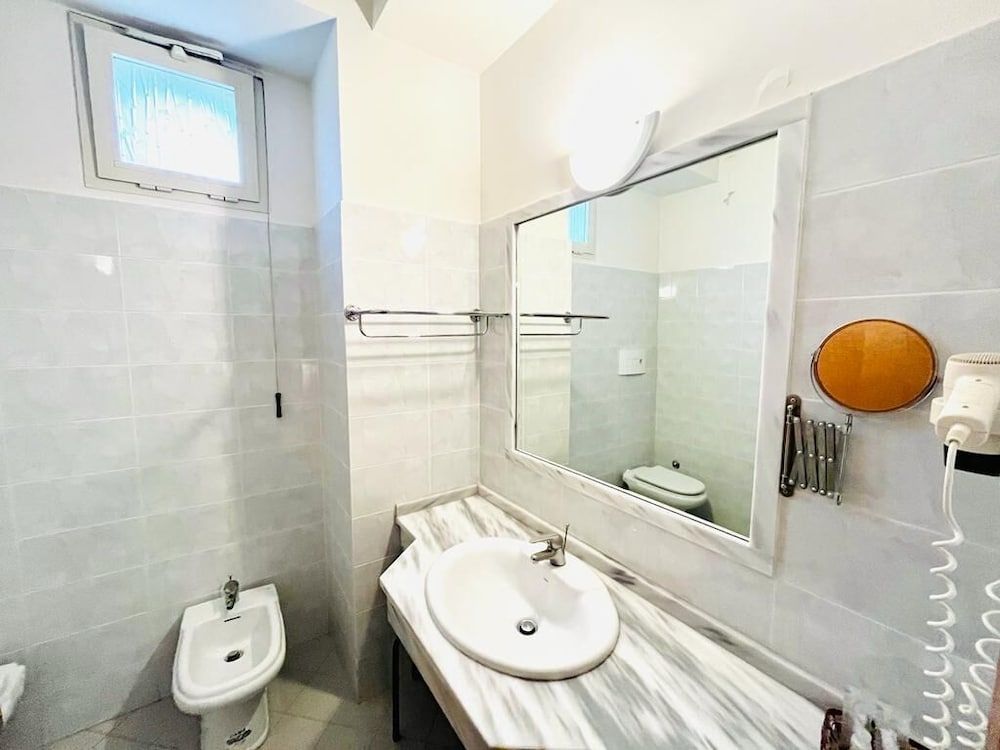 ALBERGO RISTORANTE BELSITO FIUGGI Nhost Comfort Quadruple Room 13