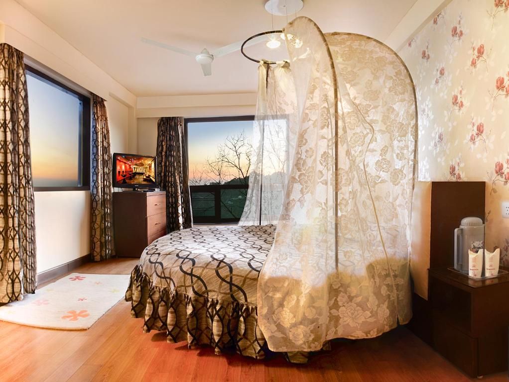 Superior Deluxe Queen Bed