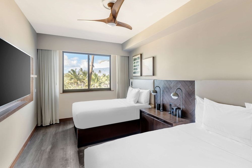 2 Bedroom 1 King 2 Doubles Suite 5 TVS Roll In Shower