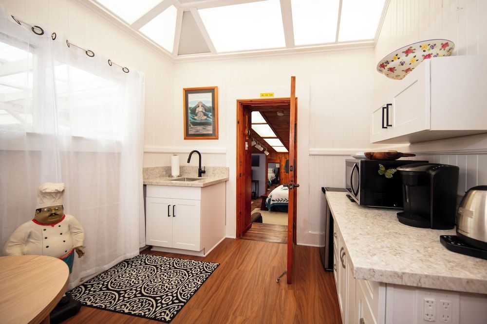 Aloha Junction Bed and Breakfast Pele Studio:  K & Q beds + Kitchenette & Private Entrance + Deck 7