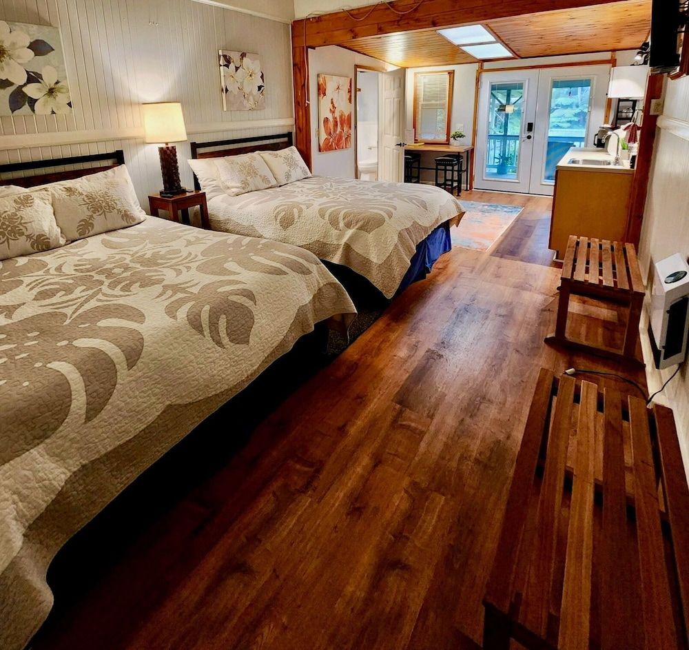 Aloha Junction Bed and Breakfast Gardenia Studio: 1 King +  Sofa-chair bed, Kitchenette, Pvt Entrance +Lanai 2