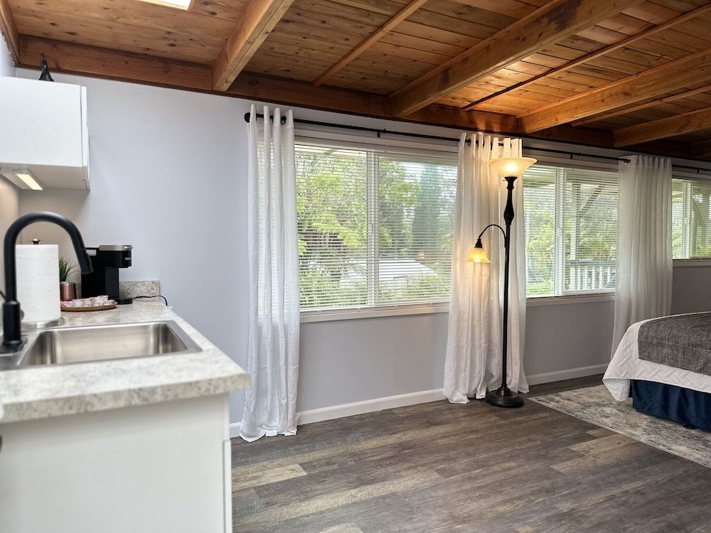 Aloha Junction Bed and Breakfast Peacock Studio: 1K + Kitchenette, Private Entrance, Lanai 8