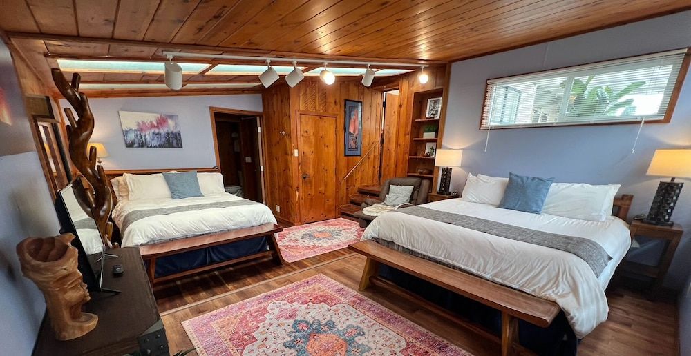 Aloha Junction Bed and Breakfast Pele Studio:  K & Q beds + Kitchenette & Private Entrance + Deck 2