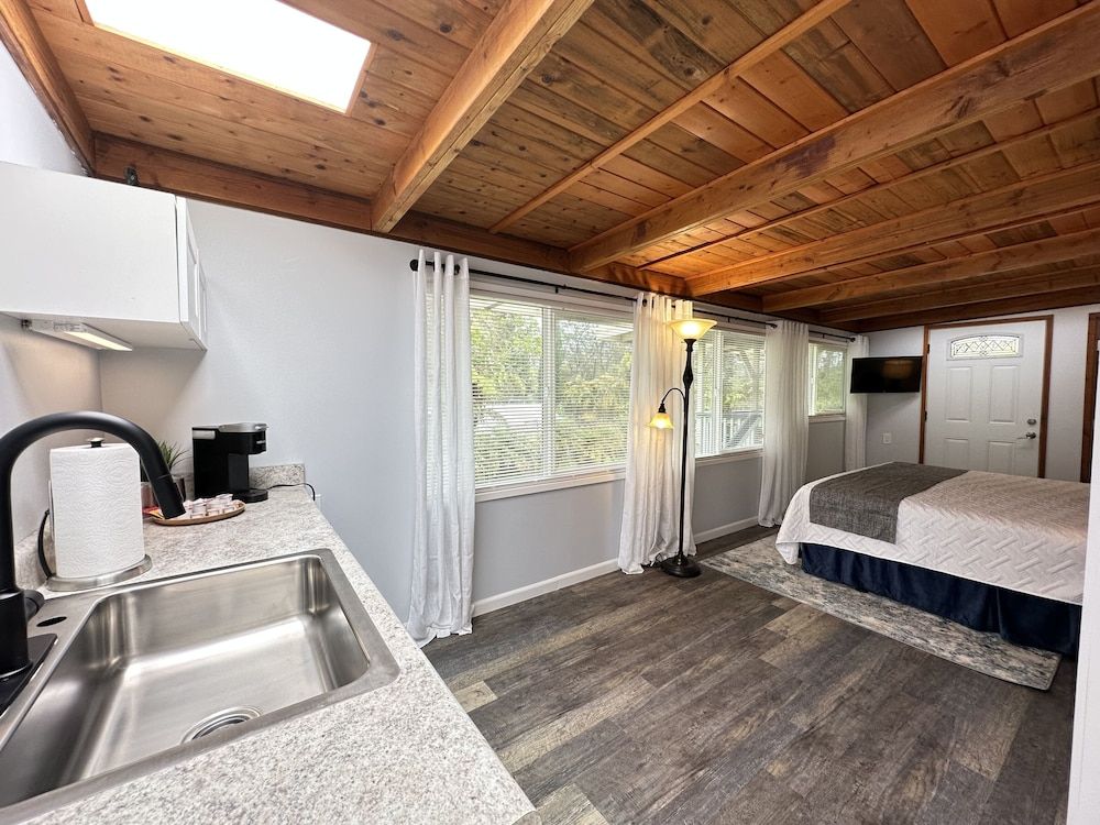 Aloha Junction Bed and Breakfast Peacock Studio: 1K + Kitchenette, Private Entrance, Lanai 7