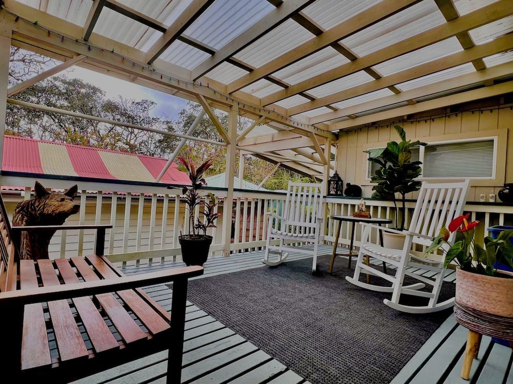 Aloha Junction Bed and Breakfast Pele Studio:  K & Q beds + Kitchenette & Private Entrance + Deck 5