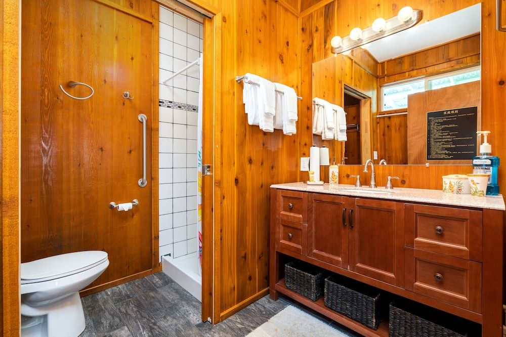 Aloha Junction Bed and Breakfast Peacock Studio: 1K + Kitchenette, Private Entrance, Lanai 6