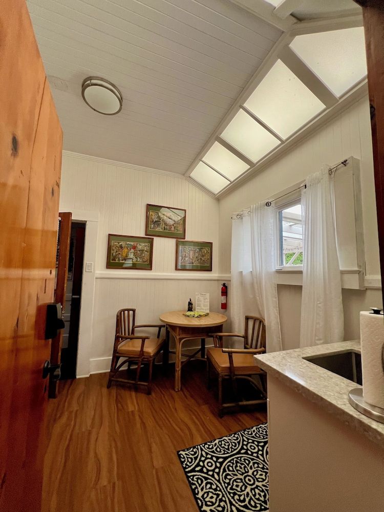 Aloha Junction Bed and Breakfast Pele Studio:  K & Q beds + Kitchenette & Private Entrance + Deck 10