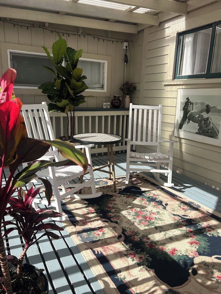 Aloha Junction Bed and Breakfast Pele Studio:  K & Q beds + Kitchenette & Private Entrance + Deck 6