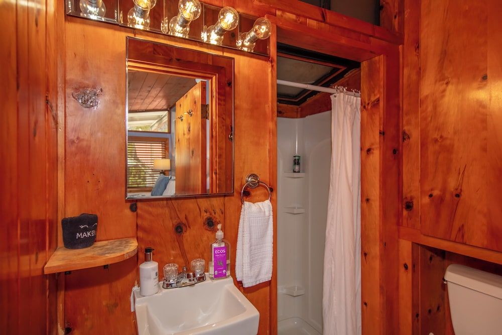 Aloha Junction Bed and Breakfast Pele Studio:  K & Q beds + Kitchenette & Private Entrance + Deck 9