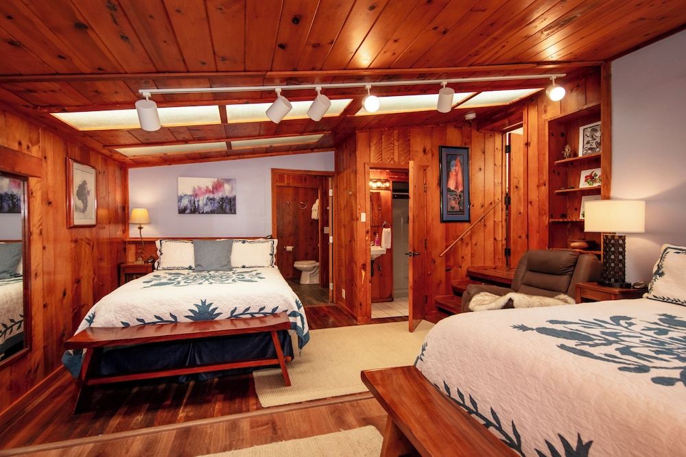 Aloha Junction Bed and Breakfast Pele Studio:  K & Q beds + Kitchenette & Private Entrance + Deck