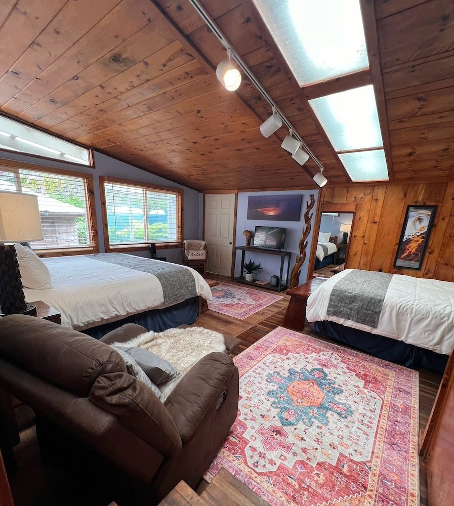 Aloha Junction Bed and Breakfast Pele Studio:  K & Q beds + Kitchenette & Private Entrance + Deck 3