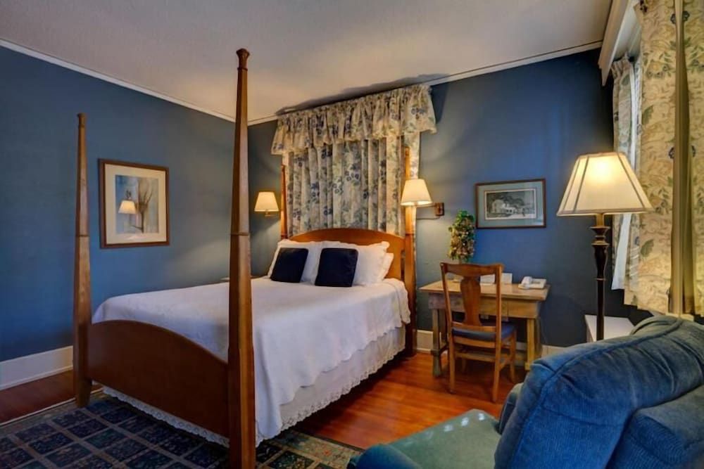 1. Blue Room