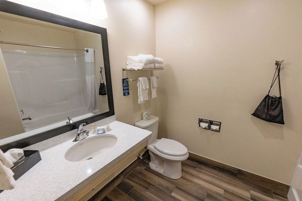 Cobblestone Inn & Suites - Sheldon Suite, 1 King Bed, Non Smoking (Whirlpool with Audible/Visual Alert) 3