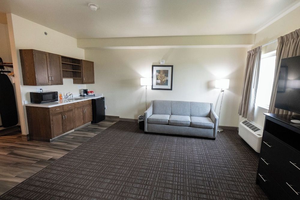 Cobblestone Inn & Suites - Sheldon Executive Suite, 1 King Bed with Sofa bed, Non Smoking (King) 4