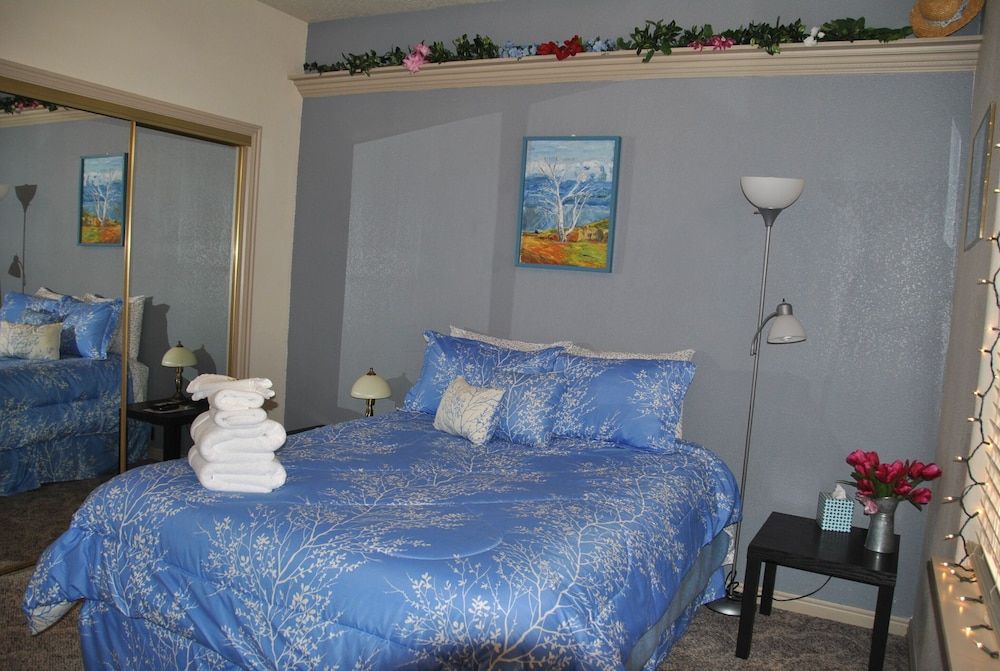 Design Room, 1 Queen Bed, Shared Bathroom, Garden View (G1 - Country Nights)