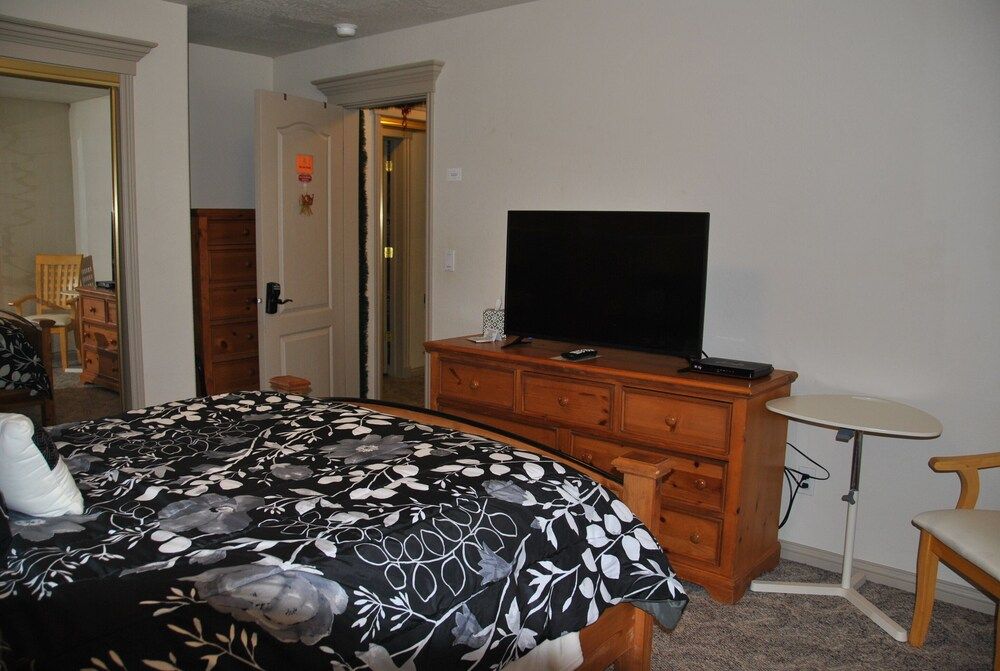 Design Room, 1 Queen Bed, Shared Bathroom, Pool View (M4 - The Oak Room)