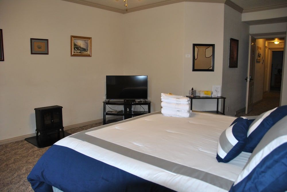 Deluxe Room, 1 King Bed, Shared Bathroom (M6 - The Lighthouse)