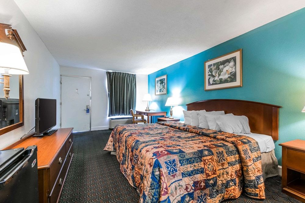 Standard Room, 1 King Bed, Smoking