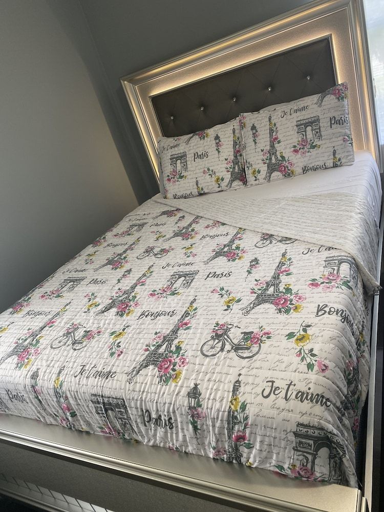 Akeem's  guest house Room 6