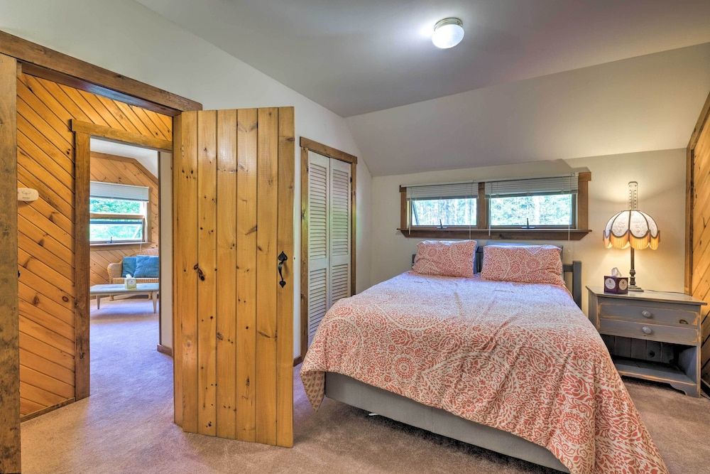 Boothbay Harbor Cabin W/spacious Deck & Yard!