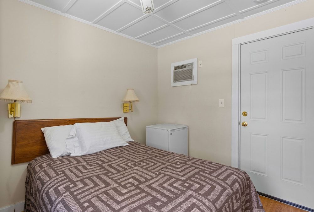 Beach Motel & Suites Economy Room with 1 Double Bed 2