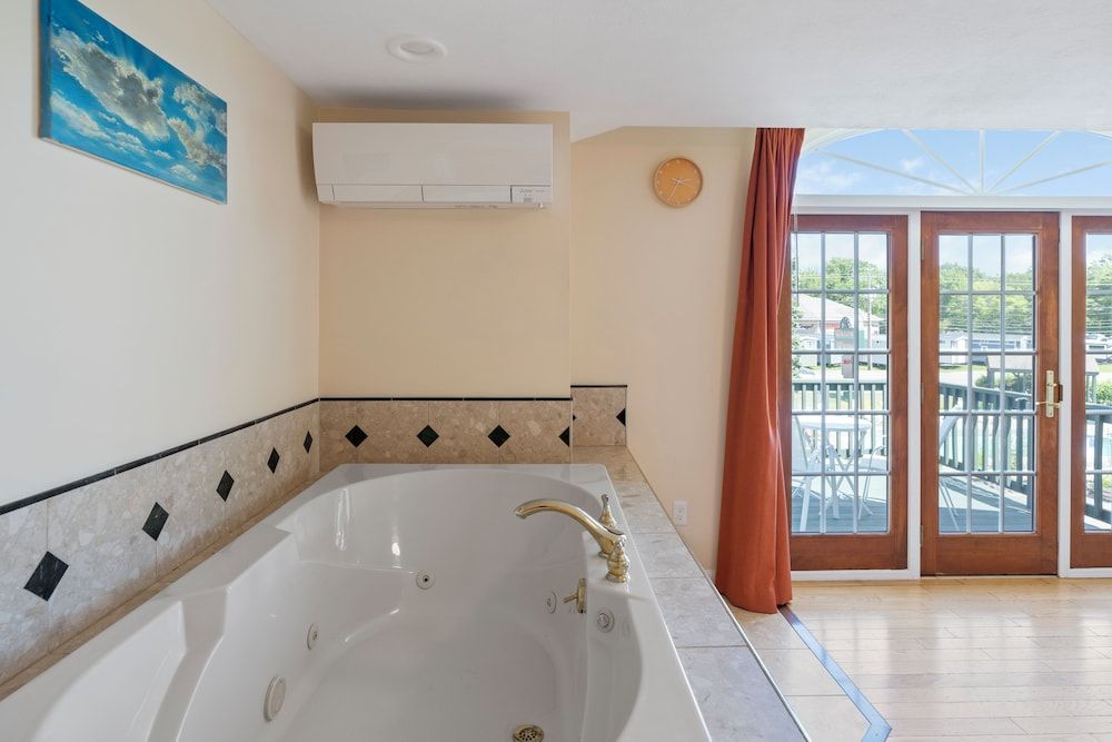 Wagon Wheel Motel Deluxe Jacuzzi Suite 5