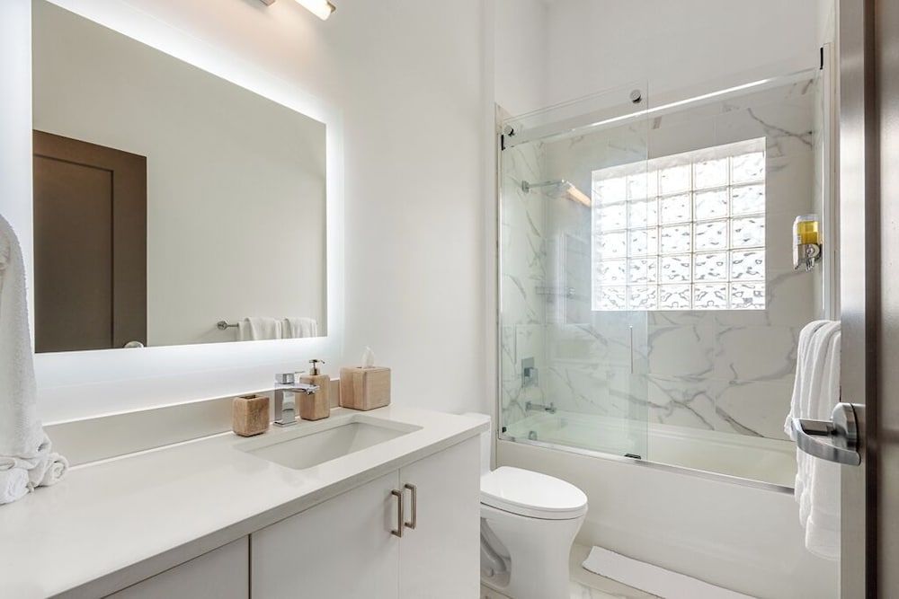 Exhibit A2 Premium Apartment, 1 Bedroom, Balcony 9