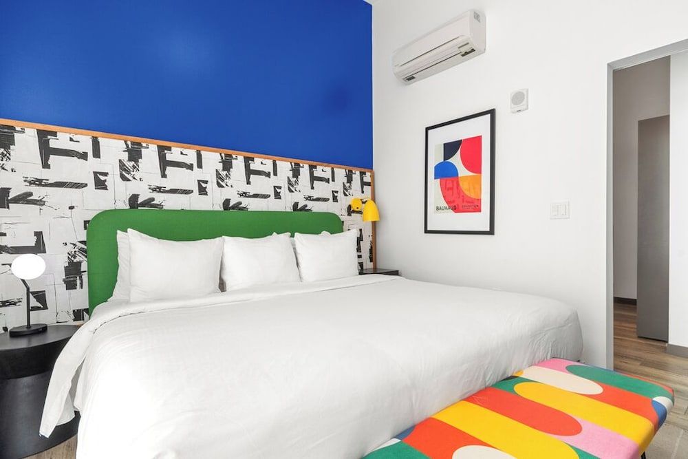 Exhibit A2 Premium Apartment, 1 Bedroom, Balcony 3