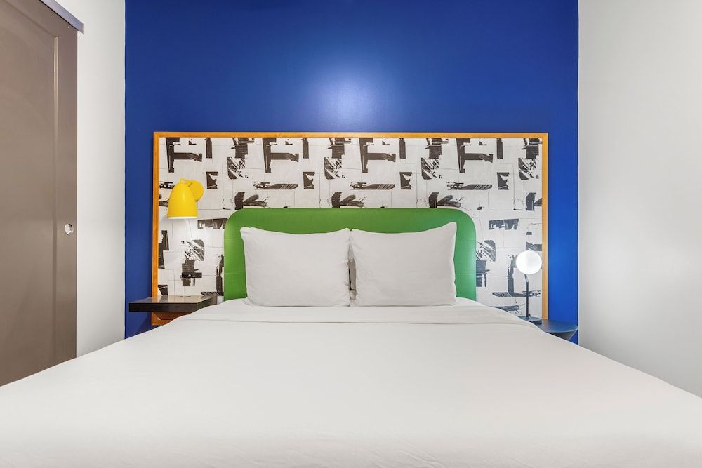 Exhibit A2 Premium Apartment, 1 Bedroom, Balcony 5