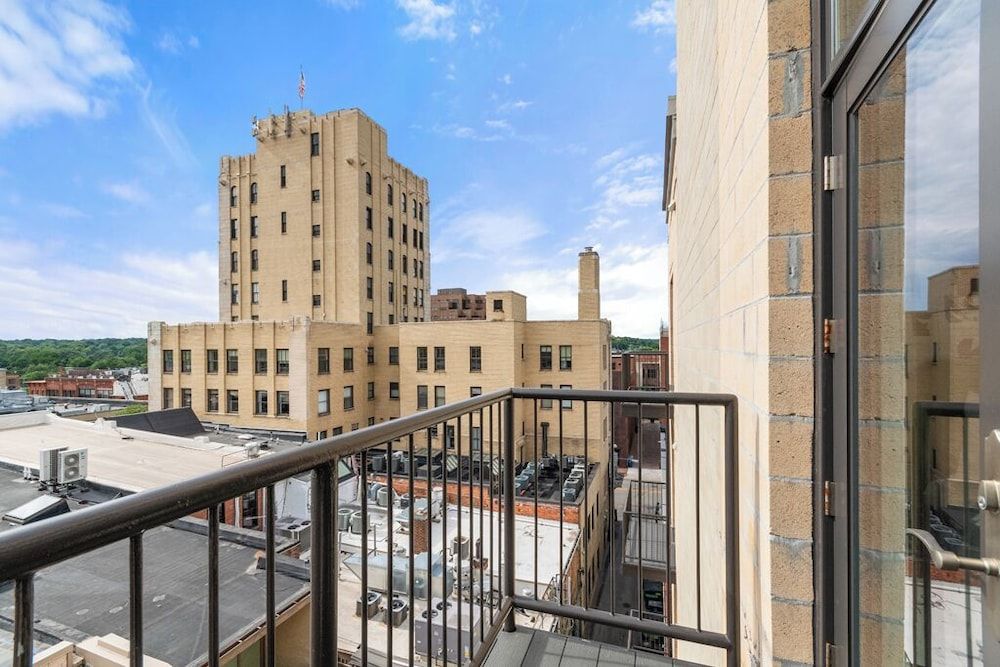 Exhibit A2 Premium Apartment, 1 Bedroom, Balcony 6