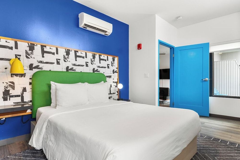 Exhibit A2 Signature Apartment, 2 Bedrooms, Balcony 4