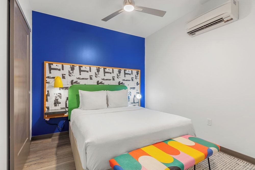 Exhibit A2 Premium Apartment, 1 Bedroom, Balcony 4