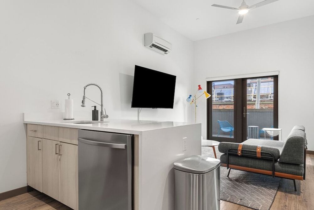 Exhibit A2 Signature Apartment, 2 Bedrooms, Balcony 10