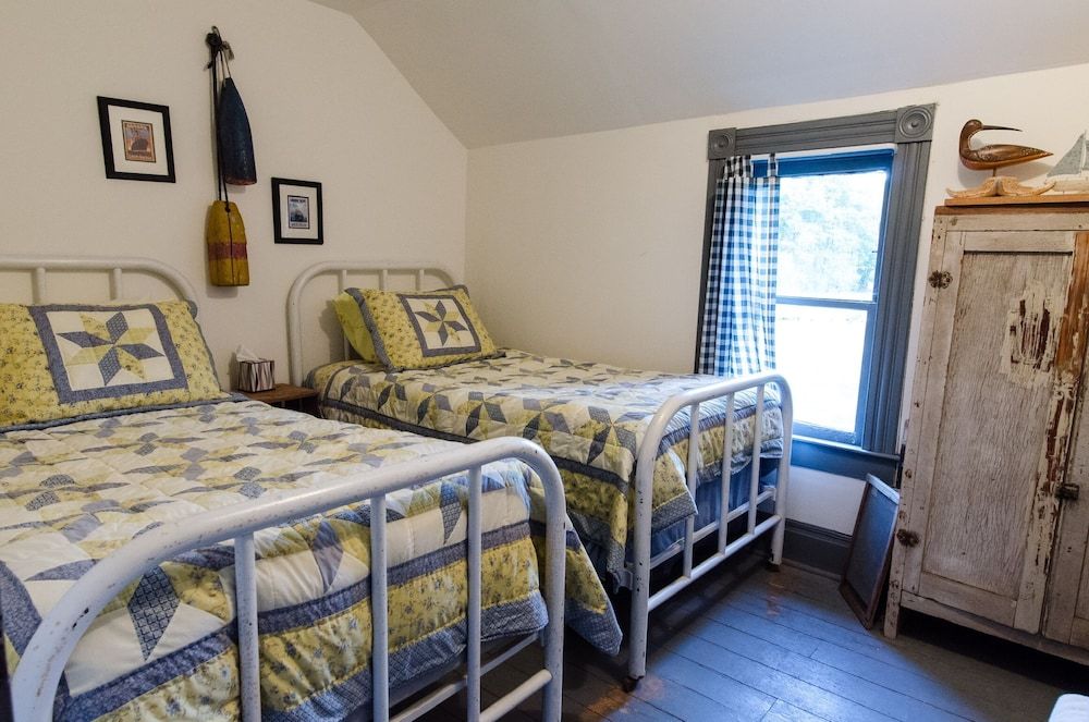 Room, 1 Full Bed and 2 Twin Beds, Shared Bath