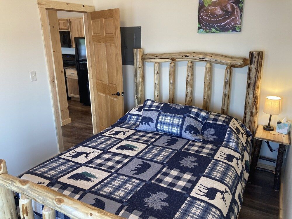 Keweenaw Waters Resort Cabin 21A, Non-Smoking, Pet Friendly 4