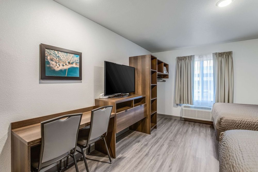 WoodSpring Suites Detroit Farmington Hills Queen Suite Two Queen Beds w/ Dishwasher (Dishes/Cookware Included) 5