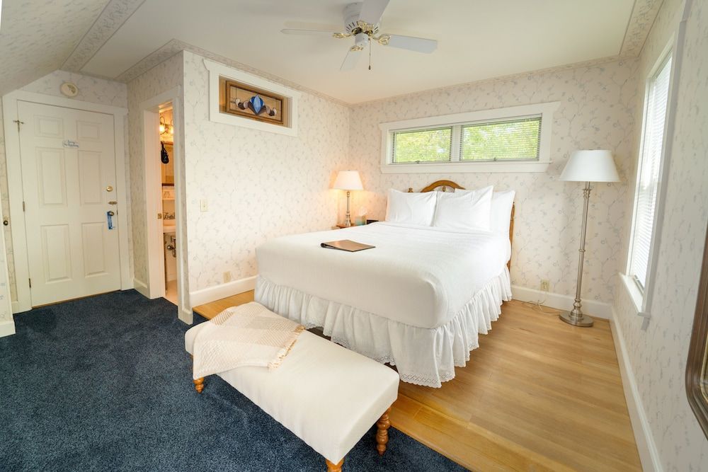 Yelton Manor Bed & Breakfast The Orchid Room