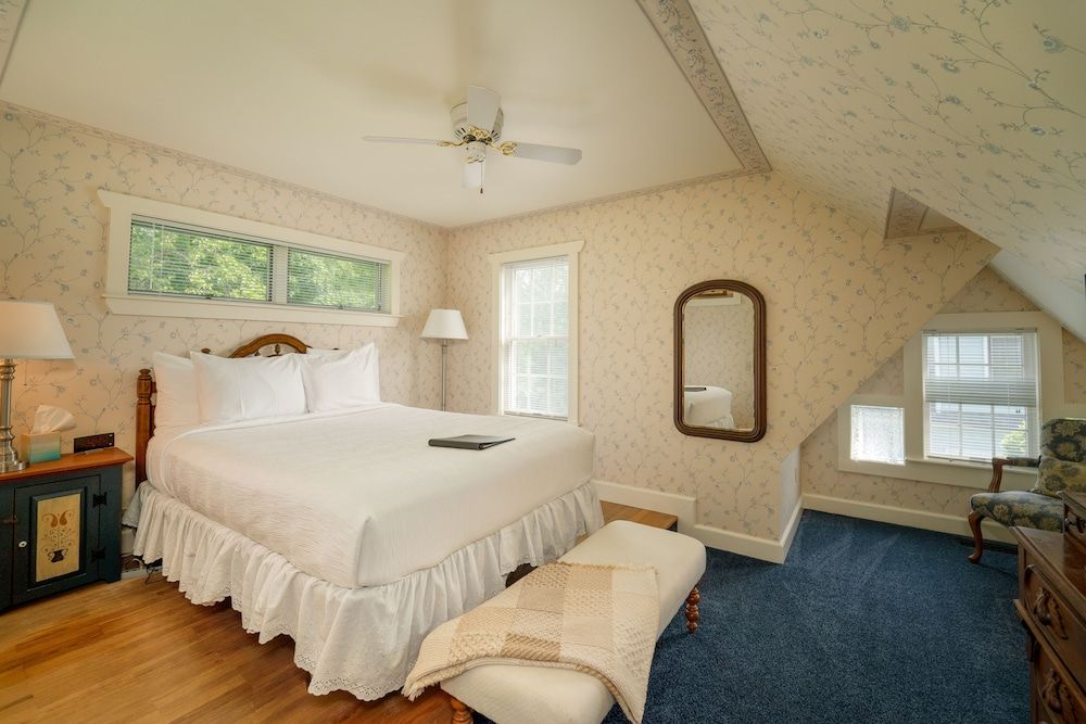 Yelton Manor Bed & Breakfast The Orchid Room 3