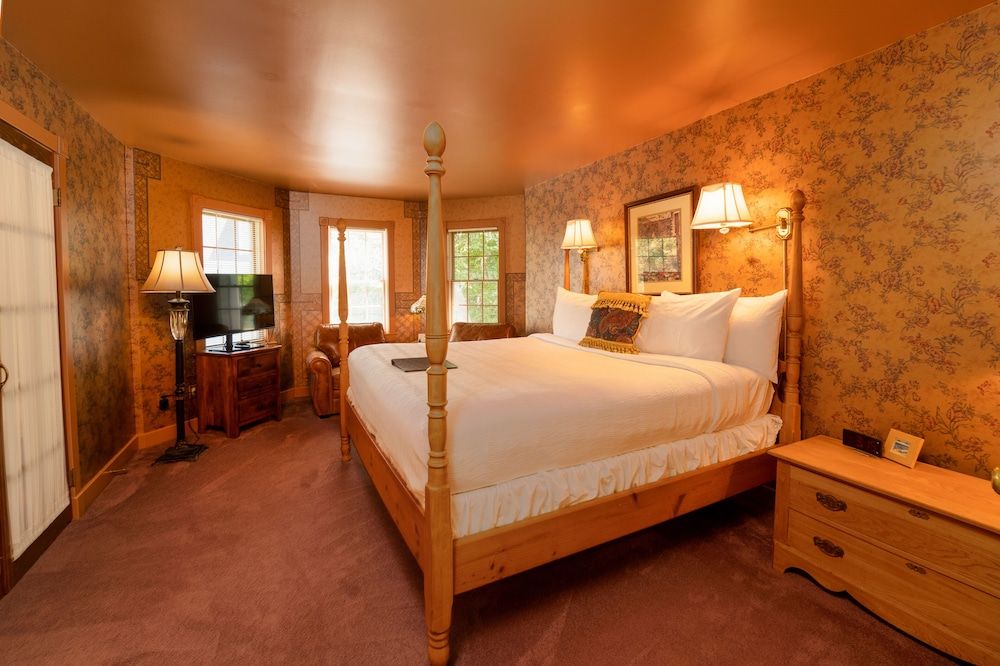 Yelton Manor Bed & Breakfast The Camelia Room 3